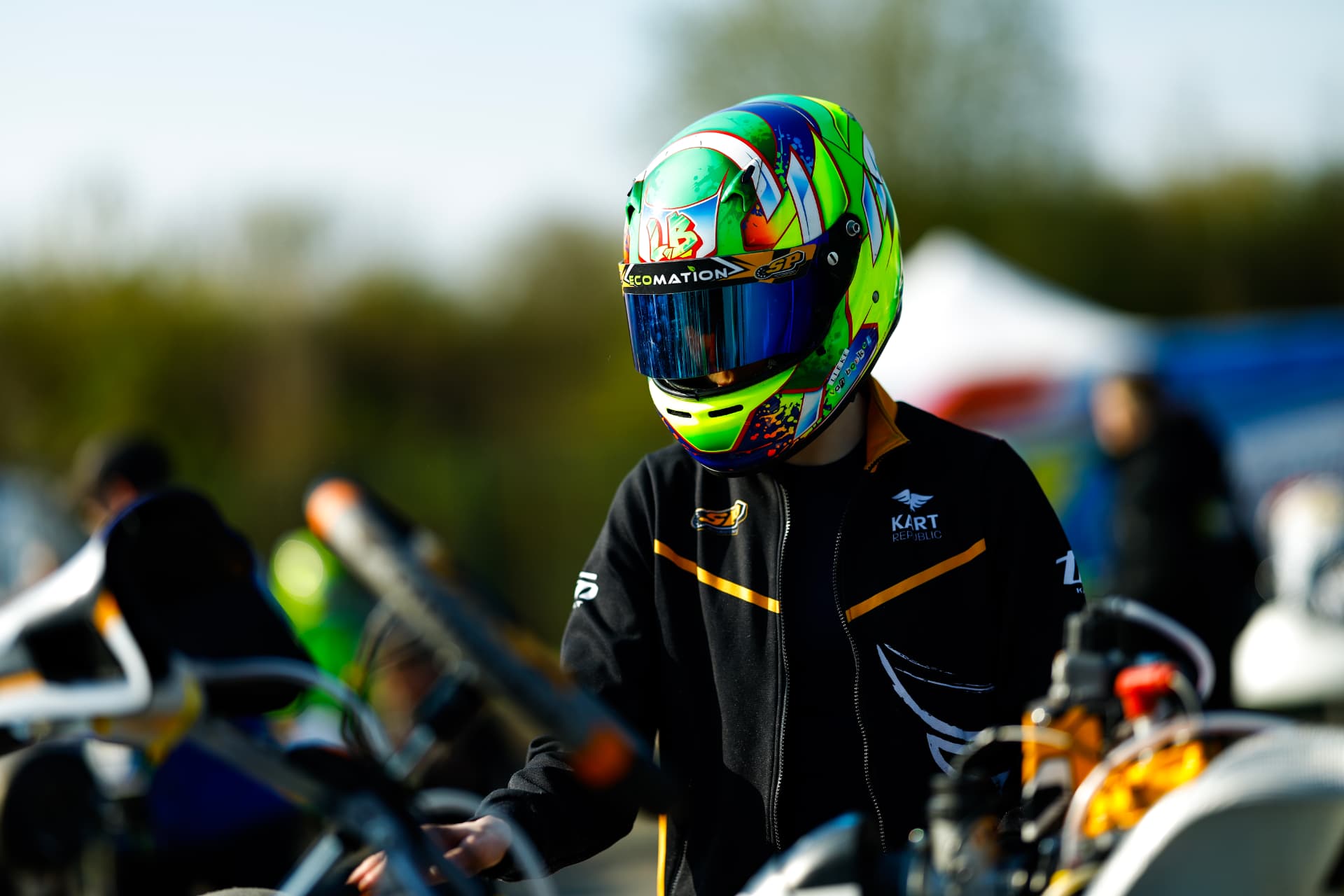 Lieke van Boekel in the kart in the pit lane, her coach alongside