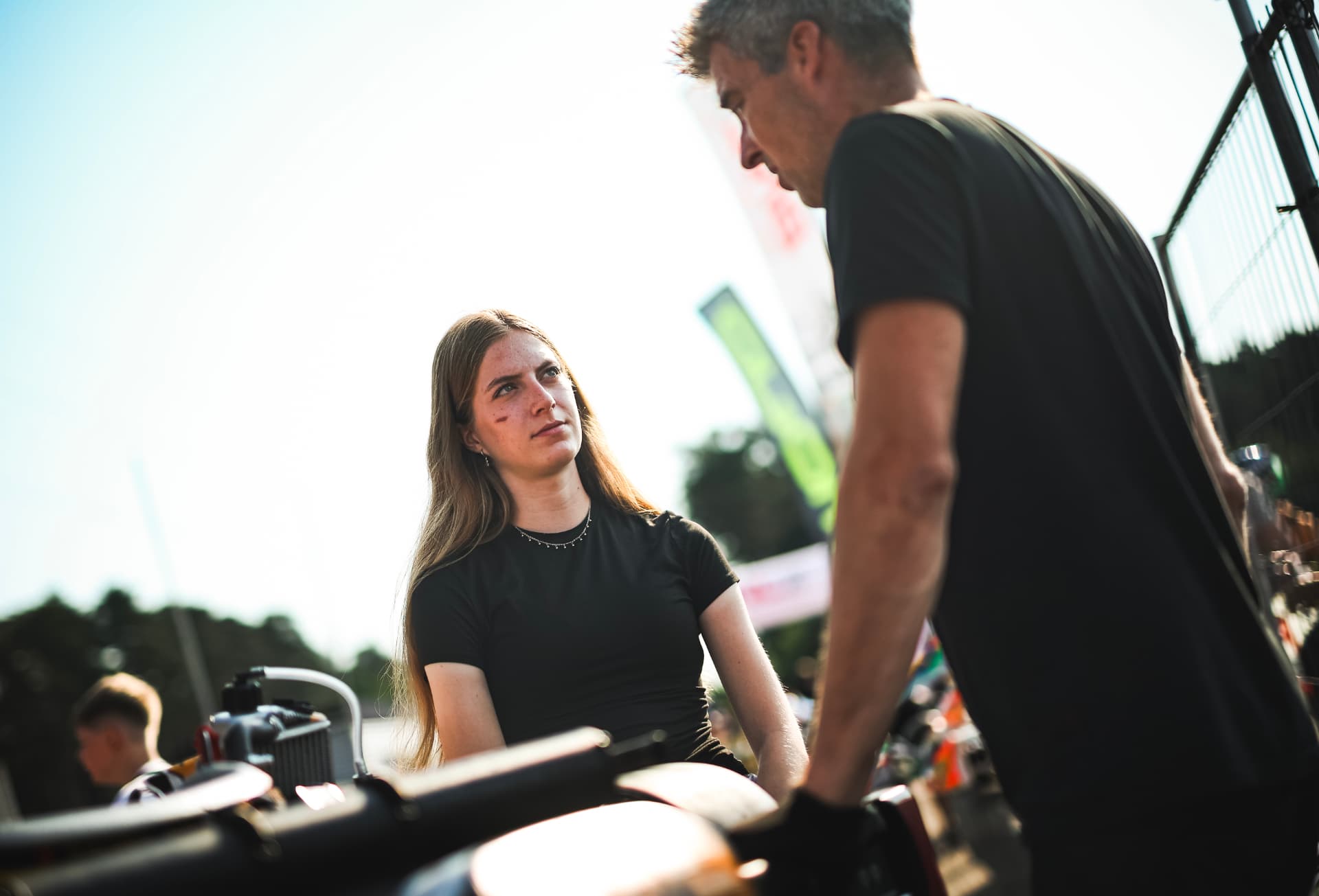 Lieke van Boekel talking with her team beside the kart
